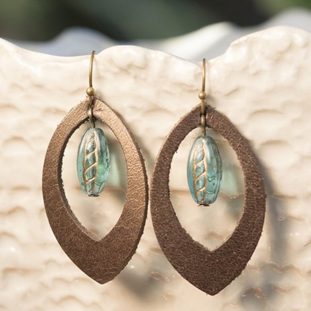 🌸Gorgeous Blue Czech Glass Leather Drop Earrings